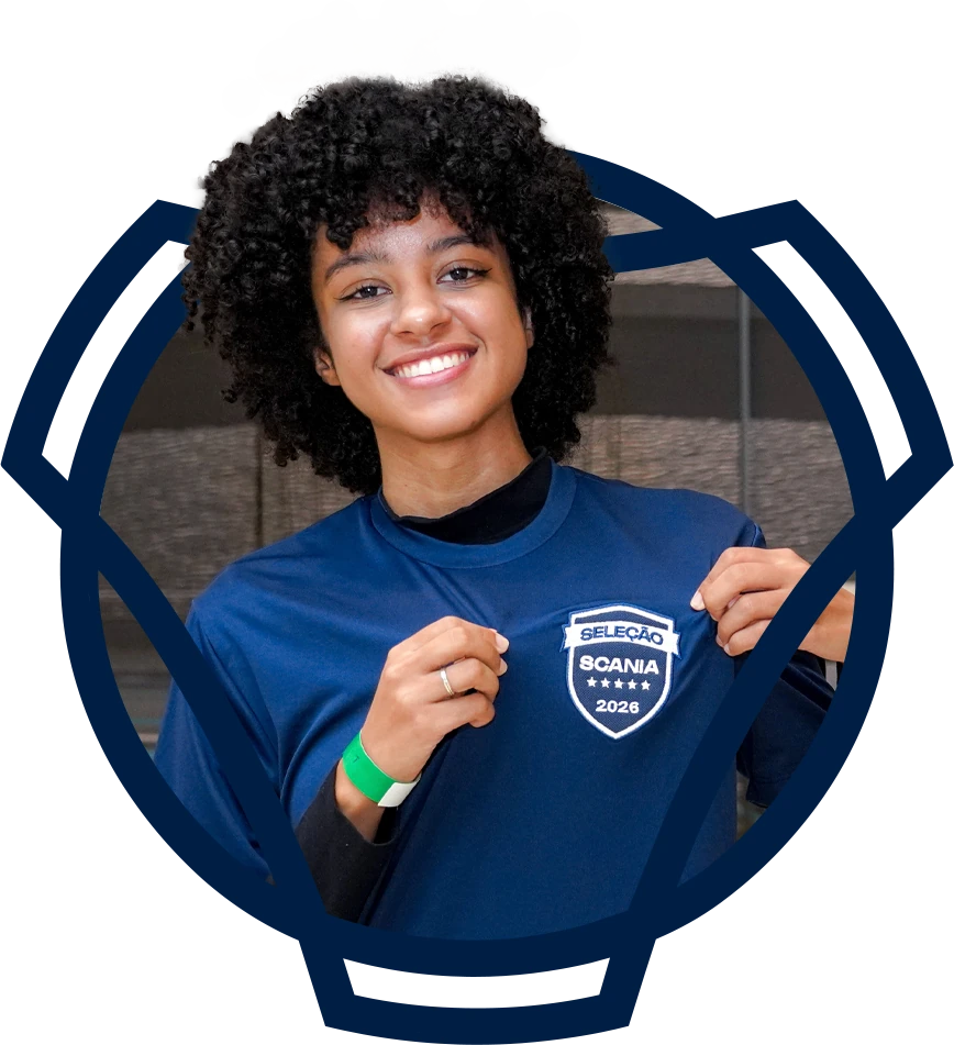 Estagiária da Scania segurando o emblema Seleção Scania
