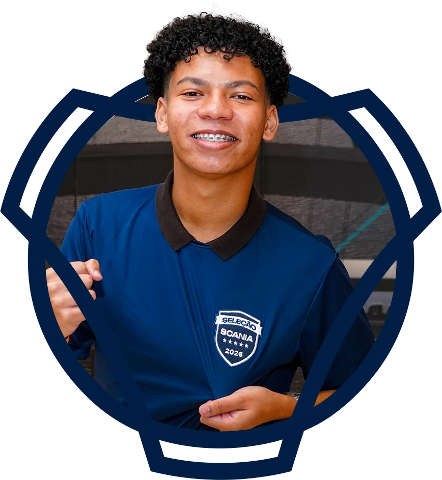Estagiário da Scania sorrindo com o emblema Seleção Scania