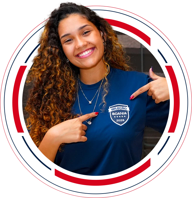 Estagiária da Scania apontando para o emblema Seleção Scania